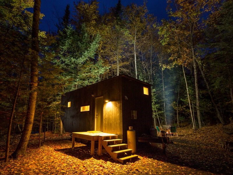 Δύο φοιτητές του Harvard έφτιαξαν μικροσκοπικά σπίτια στο δάσος που τα ενοικιάζουν για 99 δολάρια