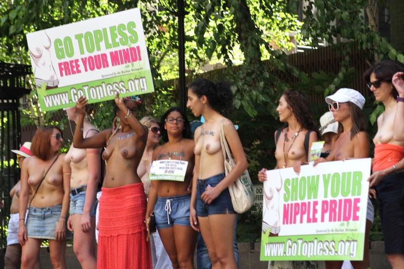 Χθες οι γυναίκες στις ΗΠΑ βγήκαν γυμνόστηθες στους δρόμους 