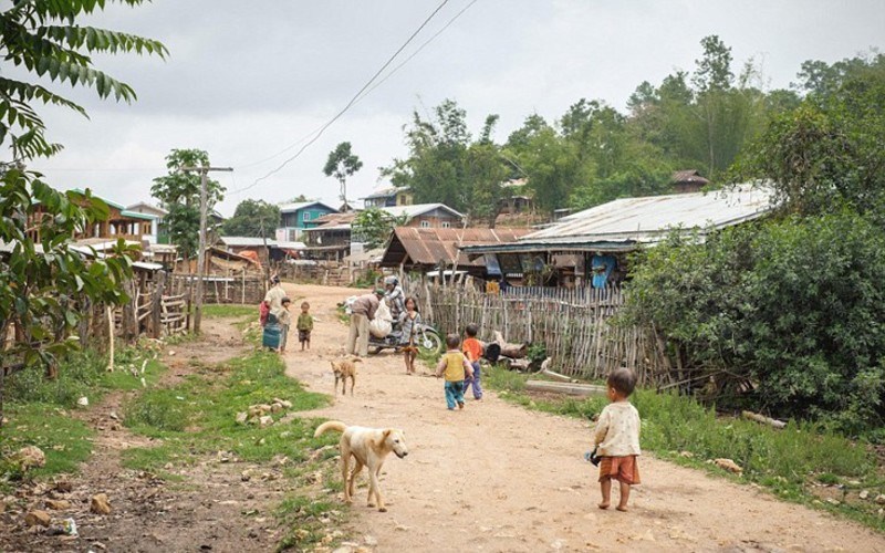 Οι γυναίκες Kayan στη Μιανμάρ με τους τεντωμένους, στολισμένους λαιμούς δεν έχουν επίθετο 