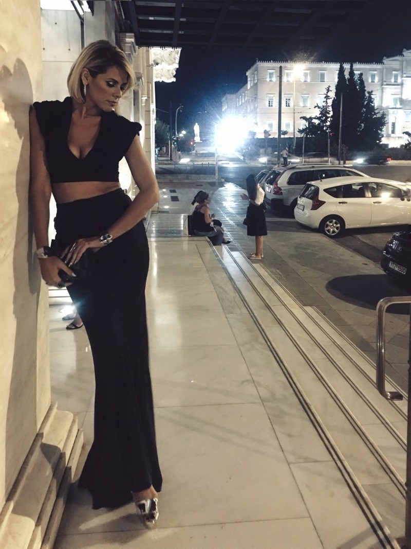 Η Έλενα Γαλύφα με την πιο σικ & σέξι μαύρη φούστα από τα H&M