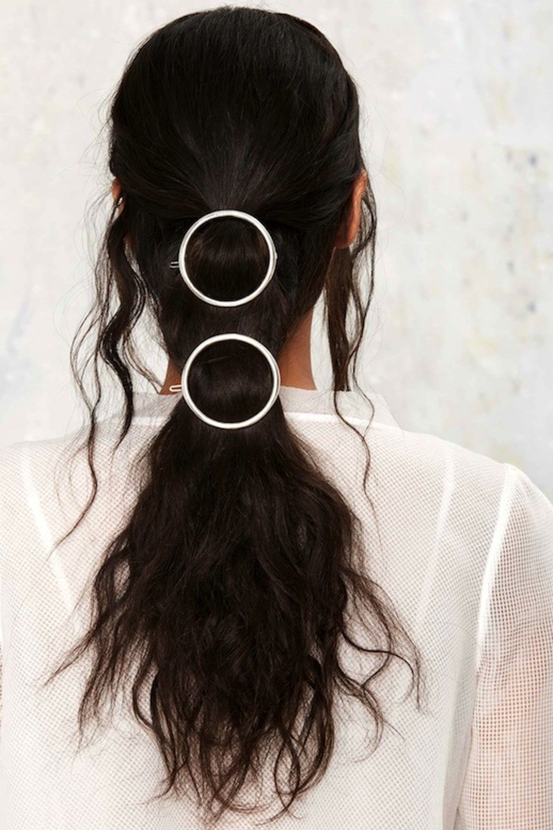Ίσως αυτός είναι ο πιο στιλάτος τρόπος να πιάσεις τα μαλλιά σου, μια μέρα με πολλή υγρασία 