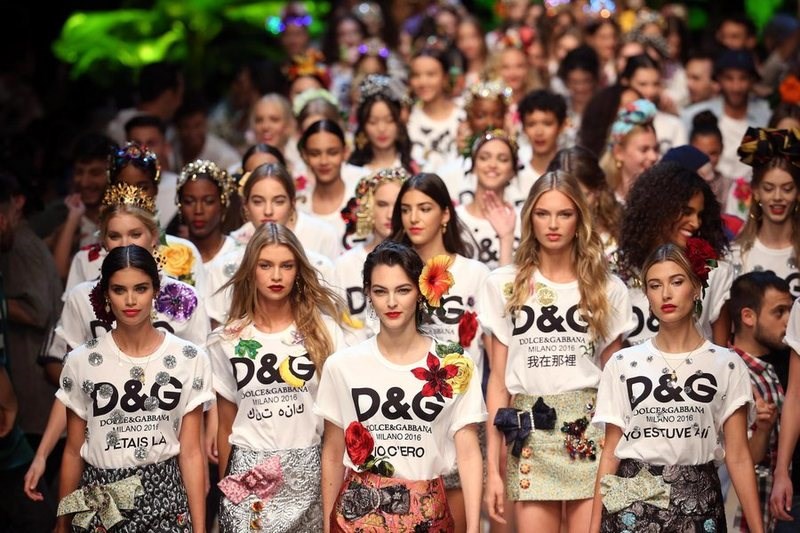 Πούλιες, λουλούδια και μαντόνες στη νέα συλλογή των Dolce & Gabbana