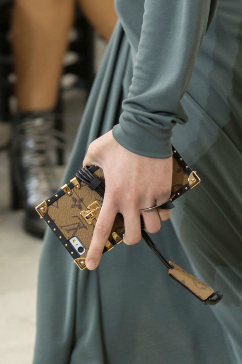 Το νέο αντικείμενο πόθου του Louis Vuitton είναι ένα τσαντάκι-θήκη κινητού