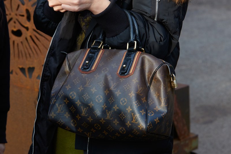 Γιατί αξίζει να πας μέχρι το Λονδίνο σήμερα για να αγοράσεις μια τσάντα Louis Vuitton