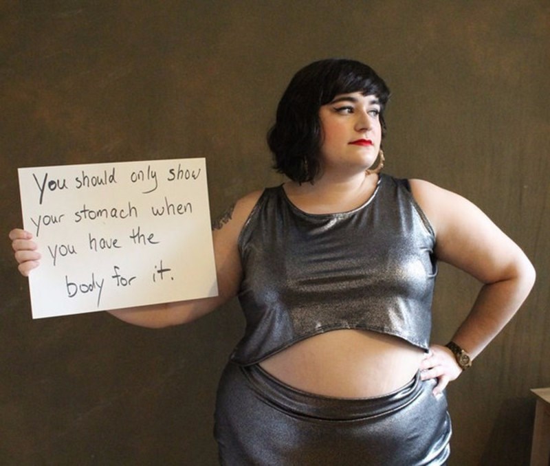 Γυναίκες φωτογραφίζονται με ρούχα που «δεν τις κολακεύουν» και απαντούν στους άνδρες