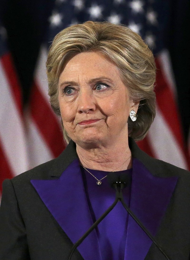 Γιατί είναι σημαντικός ο λόγος που η Χίλαρι Κλίντον φόρεσε μωβ στην ομιλία παραδοχής της ήττας;