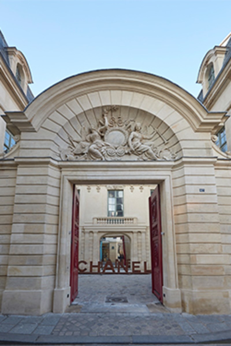 Η νέα pop up μπουτίκ της Chanel στη γαλλική πρωτεύουσα είναι πανέμορφη 