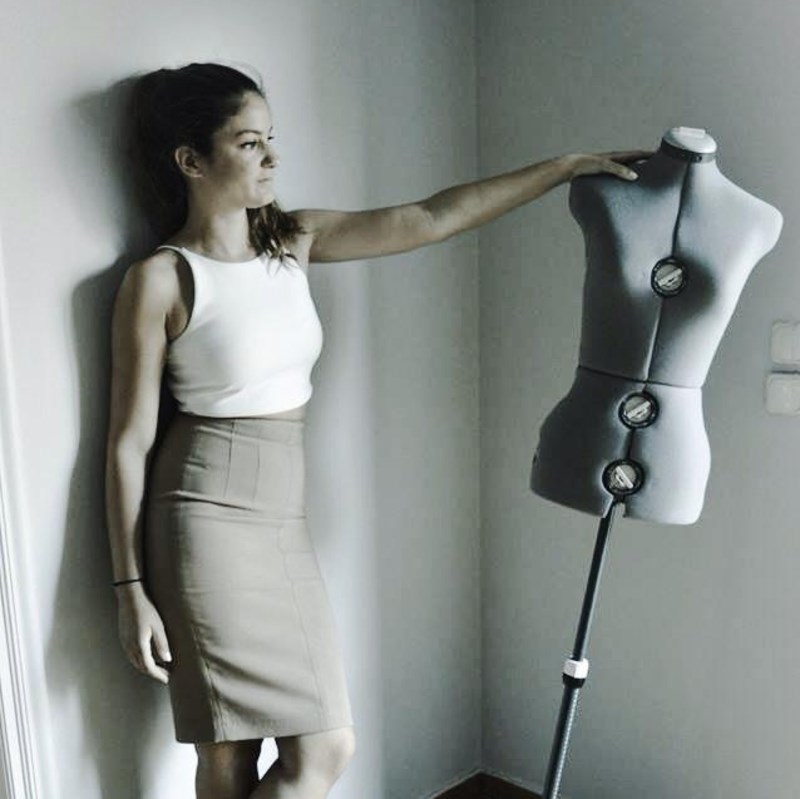 Η Αθηνά Καρατζογιάννη θα σε ντύσει με «πειραγμένες» παραδοσιακές φορεσιές