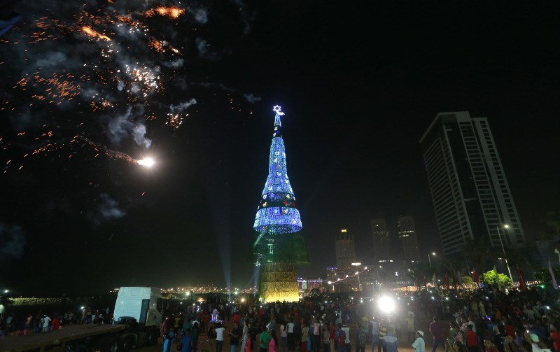  Είναι αυτό το ψηλότερο χριστουγεννιάτικο δέντρο στον κόσμο; Ποια χώρα ισχυρίζεται ότι το έφτιαξε;