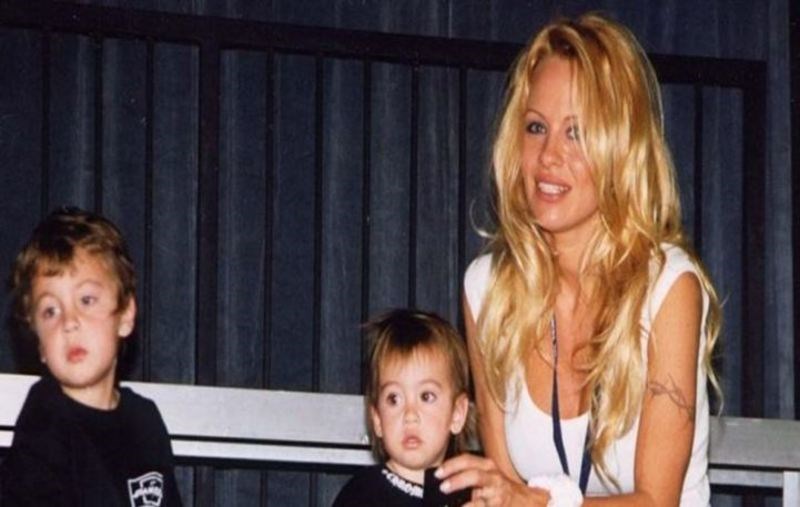 Ο γιος της Pamela Anderson και του Tommy Lee μεγάλωσε και κάνει ό,τι και οι γονείς του: ποζάρει