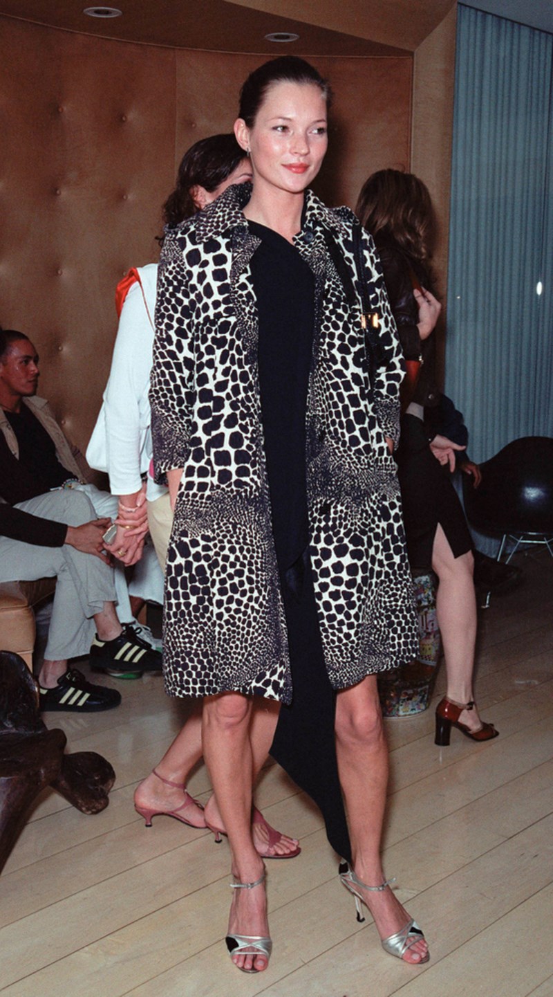 Γιατί η Kate Moss φοράει 15 χρόνια τα ίδια ρούχα; Έχουμε τις αποδείξεις 