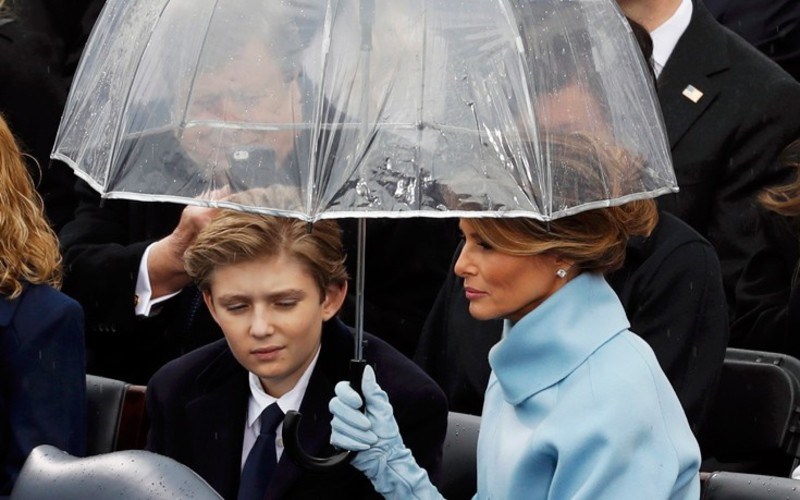 Βρήκαμε την ομπρέλα που κρατούν όλοι οι σούπερ διάσημοι του πλανήτη