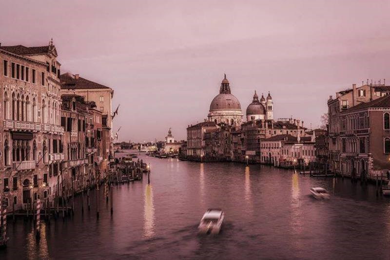 Έρωτας στη Βενετία: Μια παθιασμένη ιστορία με κομψές δαντέλες 