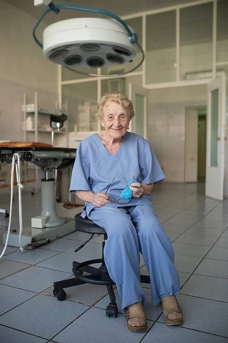 Συγκινεί η 90χρονη χειρουργός που αρνείται να αφήσει το νυστέρι