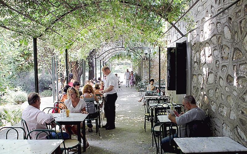 Οριστικό τέλος για το πιο ιστορικό καφενείο της Αθήνας. Ένα πανέμορφο μέρος βάζει λουκέτο