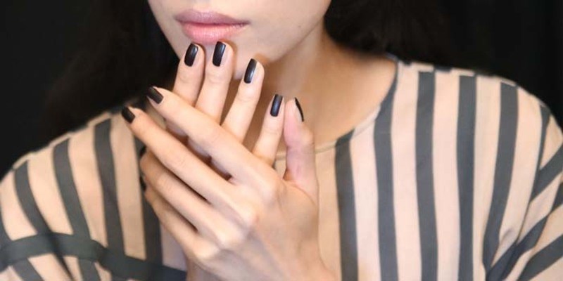 H νέα τάση λέγεται nail contouring και κάνει τα νύχια να φαίνονται πιο μακριά