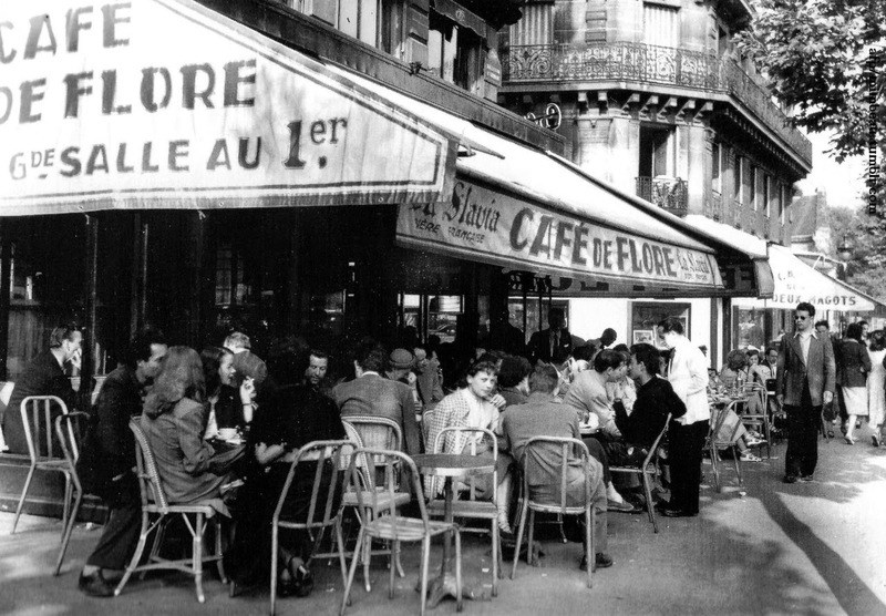 Στο θρυλικό Cafe de Flore στο Παρίσι, εκεί που παραδοσιακά συναντιούνται η διανόηση με τη μόδα