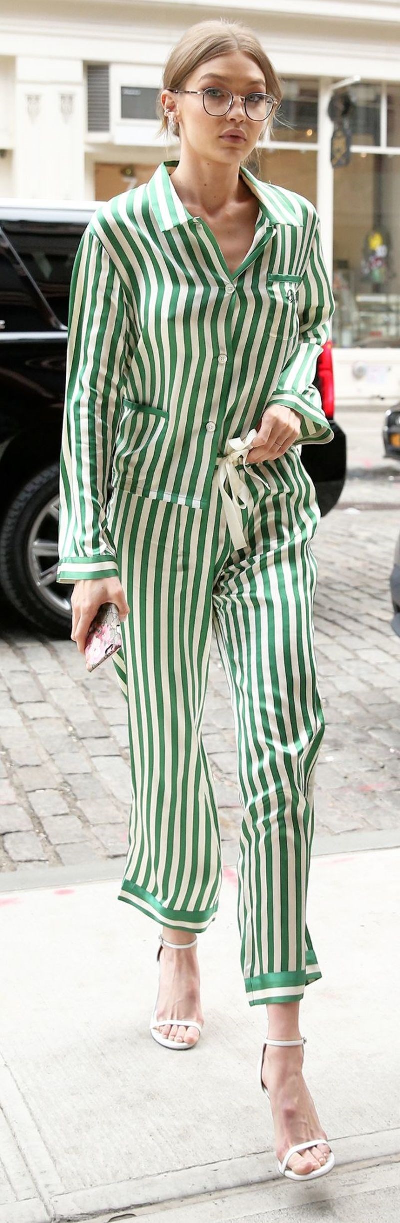 H Gigi Hadid βγήκε στον δρόμο με το μόνο ρούχο που δεν μπορείς να φορέσεις στον δρόμο