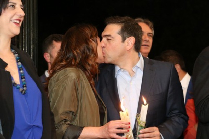 Το φιλί του Αλέξη Τσίπρα στην Περιστέρα Μπαζιάνα το βράδυ της Ανάστασης άφησε «σημάδια»