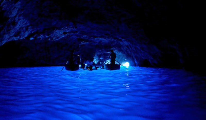 Μέσα στη μαγεία του Γαλάζιου Σπηλαίου στο Κάπρι 