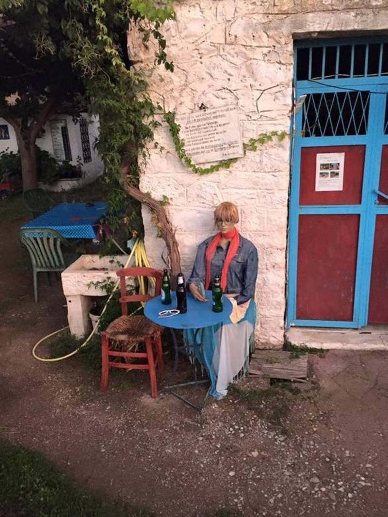 Αυτό είναι το ελληνικό χωριό όπου «ζουν» μόνο κούκλες
