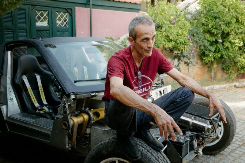 Ο Ναξιώτης μηχανικός Δημήτρης Κορρές έφτιαξε το ελληνικό αυτοκίνητου του Batman