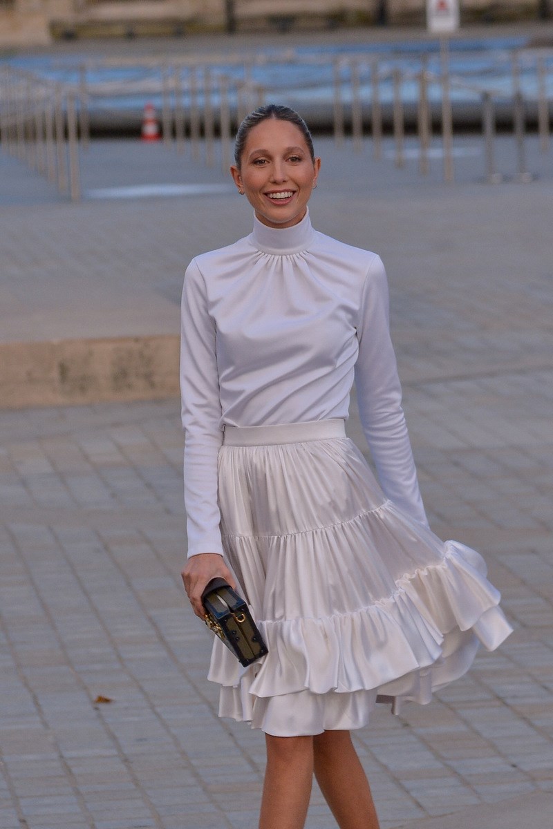 Η Μαρία Ολυμπία Γλίξμπουργκ με λευκό σύνολο στην Εβδομάδα Μόδας του Παρισιού