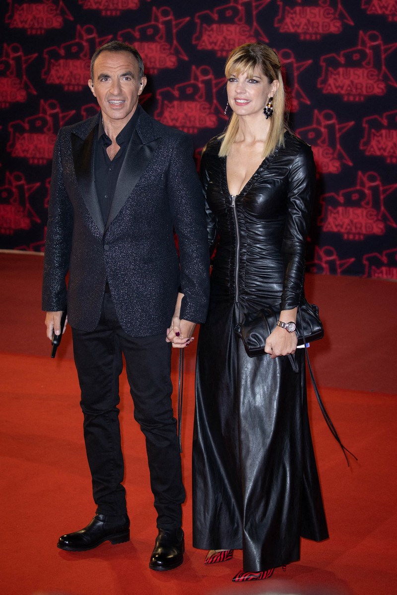 Με μαύρο δερμάτινο φόρεμα: Ο Νίκος Αλιάγας συνοδεύει την εντυπωσιακή σύζυγό του Τίνα Γρηγορίου