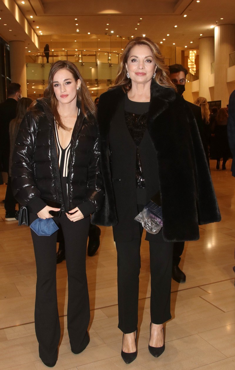 Δύο καλλονές μαζί: Η Άντζελα Γκερέκου με την κόρη της Μαρία, σε κινηματογραφική πρεμιέρα
