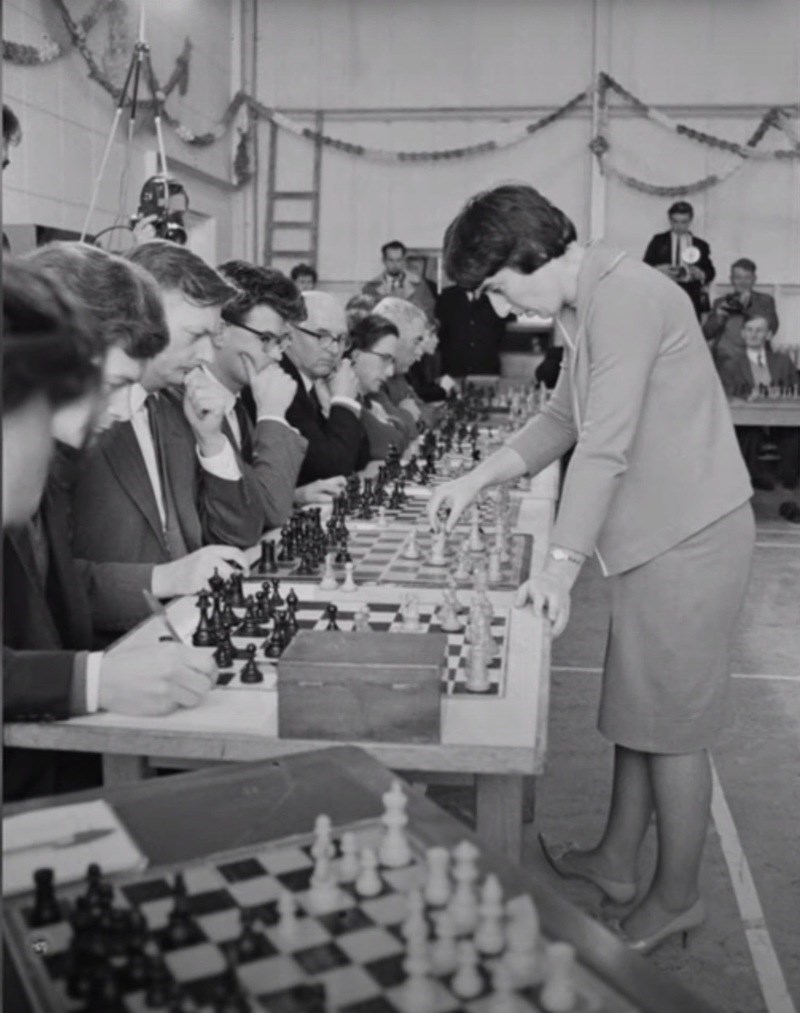 Η Γεωργιανή Νόνα Γκαμπριντασβίλι, θρύλος στο σκάκι μηνύει το Netflix για το The Queen’s Gambit