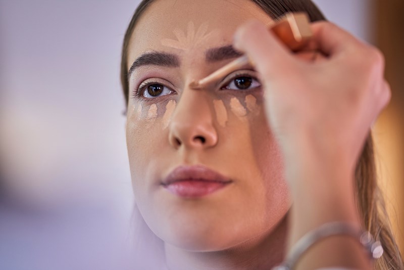 Cakey makeup: Πώς να διορθώσετε ένα από τα συχνότερα προβλήματα του μακιγιάζ