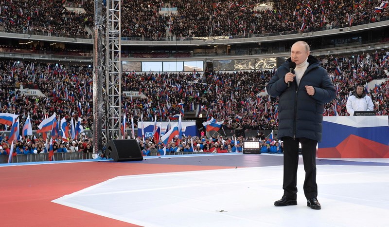 Με μπουφάν 13.000 ευρώ απευθύνθηκε στο πλήθος ο Πούτιν