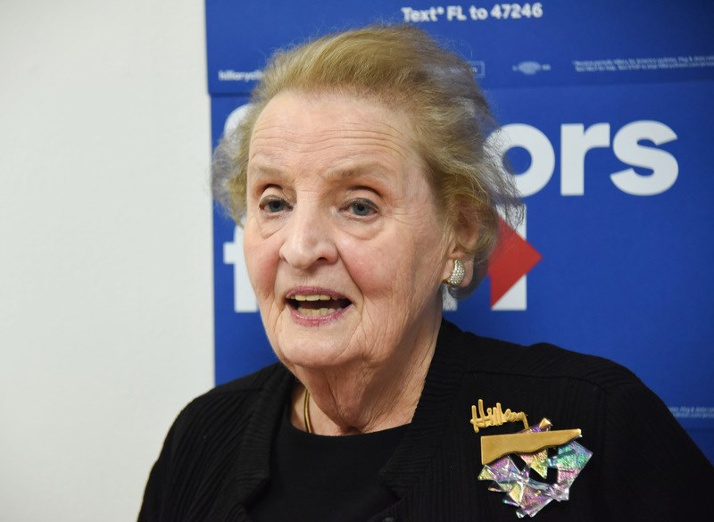 Madeleine Albright: έκανε πολιτικά σχόλια και με τις καρφίτσες που φορούσε στο πέτο