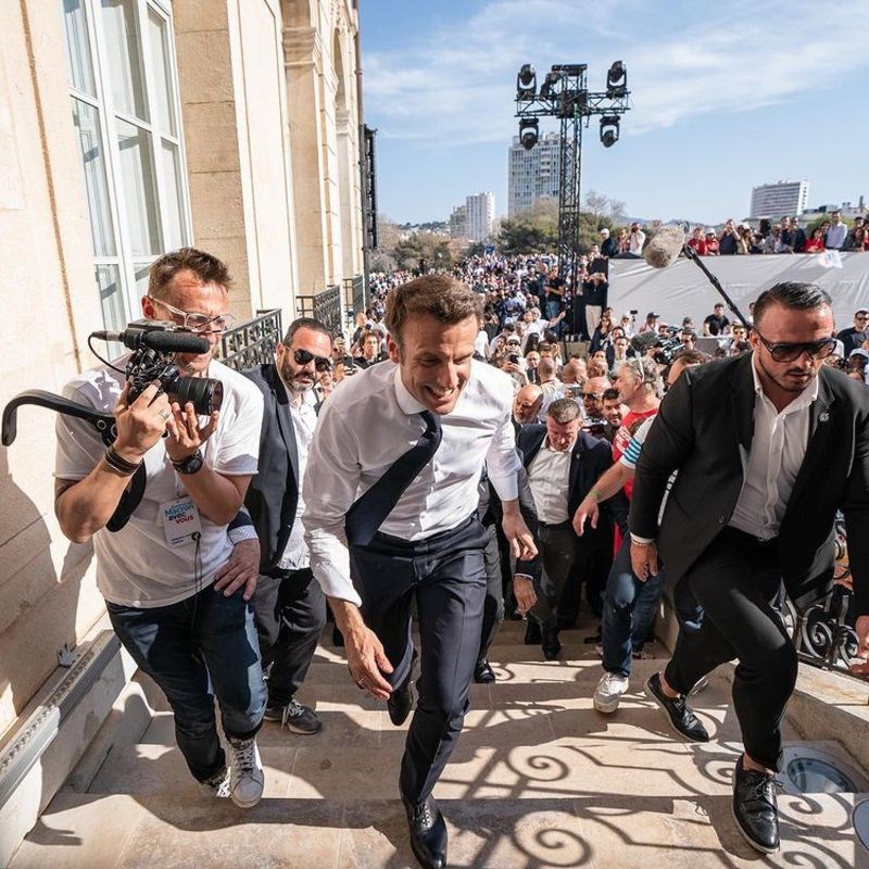 Γαλλικές εκλογές: ο Πρόεδρος Μακρόν ποζάρει με ανοιχτό πουκάμισο