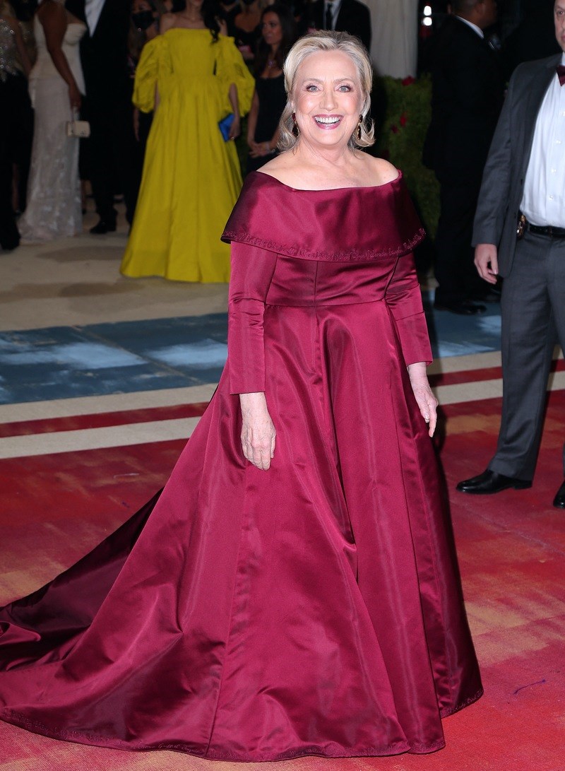 Met Gala 2022: Το φόρεμα της Χίλαρι Κλίντον με τα ονόματα γυναικών τις αμερικανικής ιστορίας