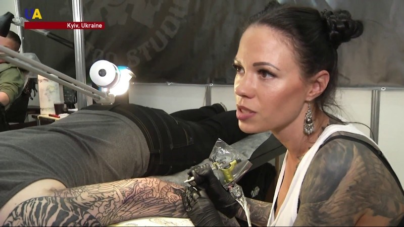 Οι Ουκρανοί κάνουν τατουάζ για τον πόλεμο, για να θυμούνται για πάντα τι περνούν